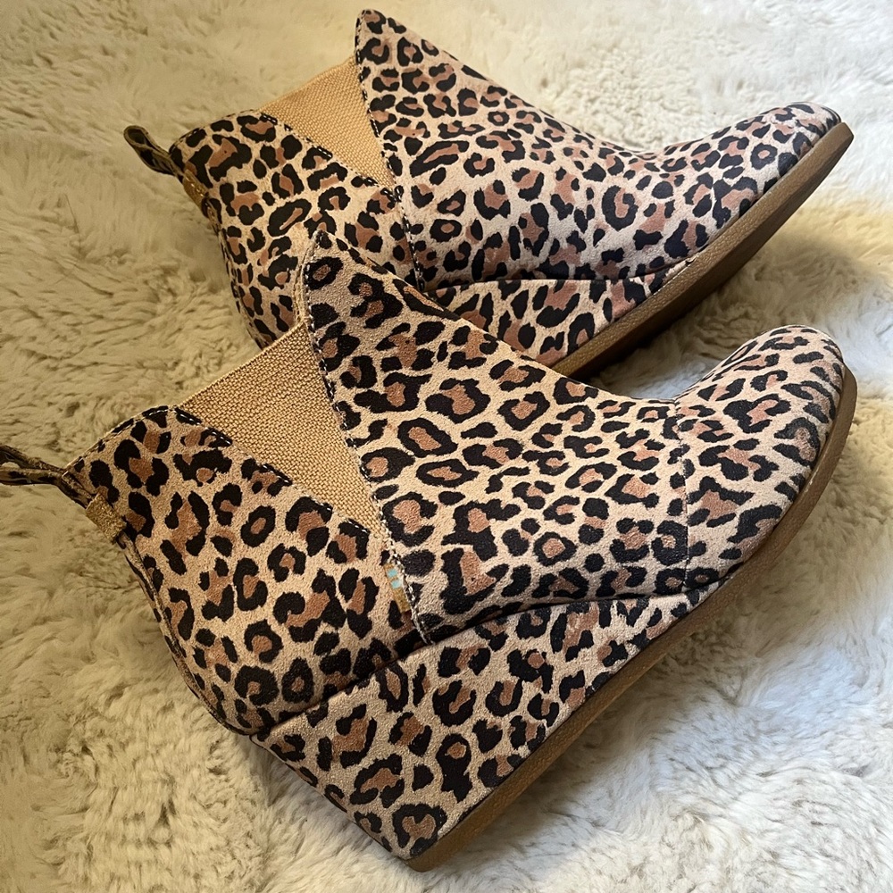New TOMS Kelsey- suede Leopard Round Toe Wedge Booties